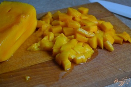 Половинку манго нарезать мелкими кубиками.