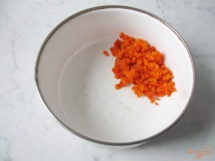 Морковь, картофель и свеклу заранее отвариваем. Охлаждаем и чистим. Морковь мелко нарезаем.