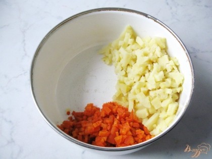 Картофель нарезаем кубиками. Добавляем к моркови.