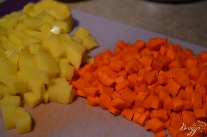 Сырой картофель и морковь нарезать мелкими кубиками.