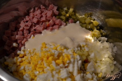 Добавить ветчину, яйца , маринованные огурцы и луковицу. Заправить соусом айоли или майонезом.Соль и черный перец добавляем по вкусу.