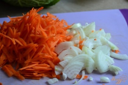 Морковь натереть на крупной терке, луковицу порезать полукольцами.