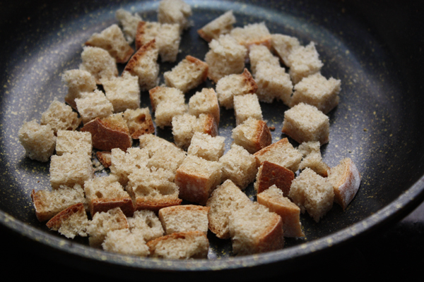 К супу отлично подходят гренки из белого или <a href="http://www.foodclub.ru/detail/5999/">пшенично-ржаного</a> хлеба. Для этого хлеб нарезать небольшими кубиками и подсушить на сухой горячей сковороде в течение 5 минут.
