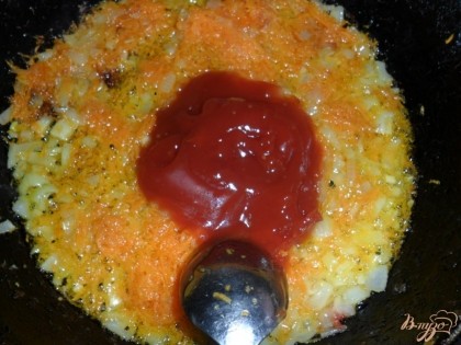 Морковку натереть на мелкой терке, лук мелко порезать. обжарить на растительном масле. Когда зажарка будет готова, добавить в ее томатный соус перемешать и снять с огня.