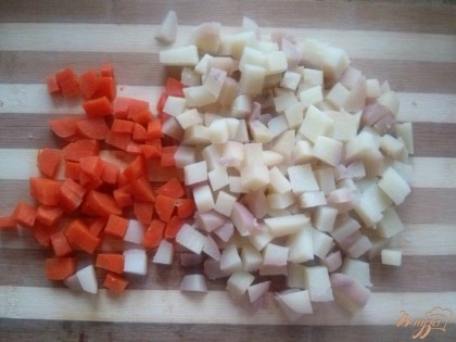 Морковь и картофель отварить, очистить и нарежьте кубиком.