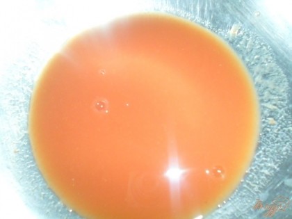 В томатном соке комнатной  температуры развести дрожжи, соль и сахар, влить растительное масло, добавить мелко порубленный укроп...