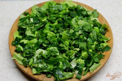 На салат выкладываем порезанный шпинат и маринованный зеленый лук.