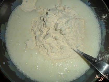 В кефир добавить соду и перемешать, затем добавить соль и сахар, перемешать, добавлять понемногу муку и замесить средней густоты тесто.