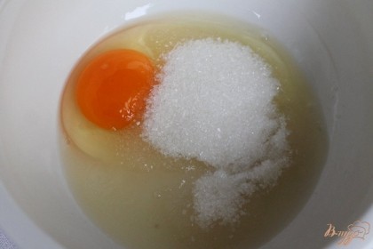 Яйцо соединяем с сахаром и взбиваем.
