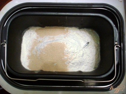 В ведёрко хлебопечки, наливаем тёплое молоко, яйцо, затем сухие компоненты. Включаем хлебопечку и начинаем замес теста. После звукового сигнала тесто готово.