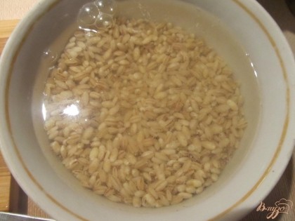 Для приготовления супа необходимо сварить бульон или взять 3 литра воды, если суп постный. Перловую крупу промыть и залить горячей водой на полчаса.