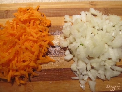 Морковь трем на крупной терке, лук режем кубиками.