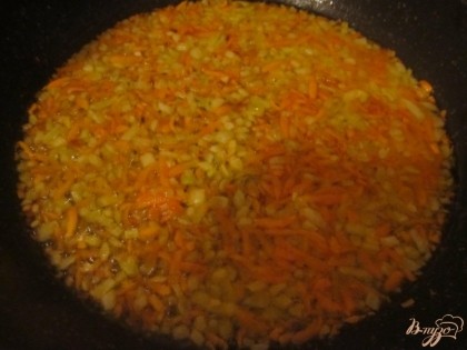 В кипящую воду или бульон закладываем картофель и перловую крупу.На сковороде на растительном масле обжариваем лук и морковь до золотистого цвета.