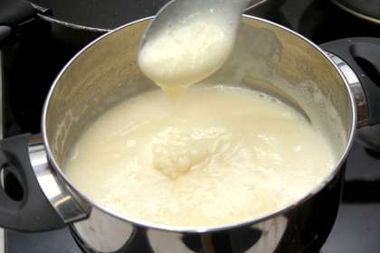 Разморозить тесто, оно размораживается примерно 15−20 минут, если развернуть и разложить. Лучше всего использовать тесто, которое продается в виде квадратных пластов, а не в виде рулонов.