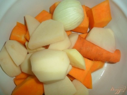 овощи почистить, порезать и сложить в кастрюлю, залить водой. Картофеля и тыквы в этом супе должно быть приметно одинаковое количество. Суп залить водой, так что бы вода только покрывала овощи, посолить и поставить варить на газ.