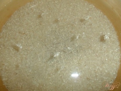 Рис помыть, залить 4 стаканами воды. посолить и варить до готовности. когда рис будет готовым,промыть его хорошенько в холодной воде, что бы он полностью остыл, откинуть на сыто и дать воде стечь.