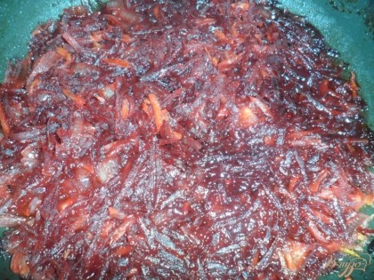 Через 10 минут добавить к овощам томатный соус, перемешать, тушить еще несколько минут.