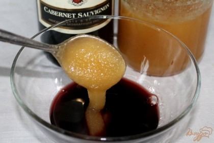 Готовим винно-медовый соус. В пиалу наливаем сухое красное вино, добавляем мед и перемешиваем.