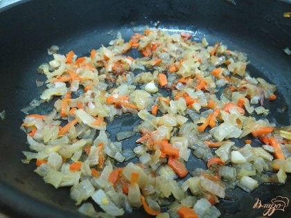 Лук и морковь мелко порежьте и спассеруйте на растительном масле.