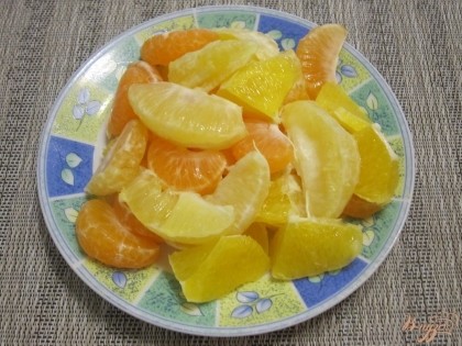 Сами фрукты порезать произвольными кусочками и удалить из них косточки.