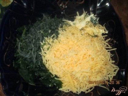Теперь нужно сделать начинку для печёночных оладьев. Сыр и чеснок нужно натереть на мелкой терке, зелень мелко порезать.В миску выложить сыр, чеснок, майонез и зелень. Начинку хорошо перемешать.