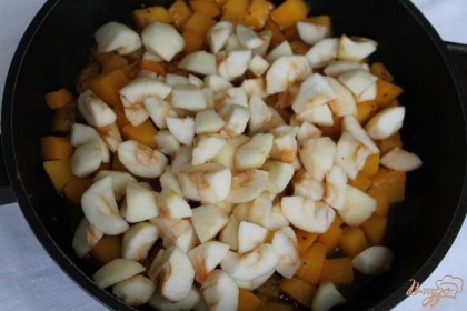 Яблоки чистим от шкурки и семечек и нарезаем кусочками. Добавляем в сотейник порезанные яблоки. Будим тушит еще минут 7.