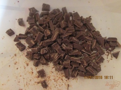 Шоколад поломать или порезать на небольшие кусочки.