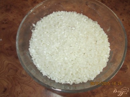 Рис промыть до прозрачной воды.
