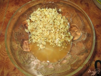 Грецких орех почистить и измельчить на блендере, соединить его с медом и хорошо перемишать.Мак мелем на кофемолке и заливаем кипятком. Изюм также заливаем кипятком.