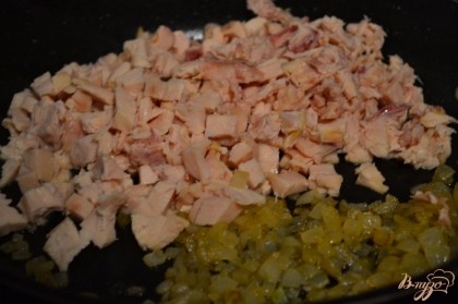 На оливковом масле обжарить мелко нарезанную луковицу до прозрачности.Затем добавить кусочки куриного мяса.