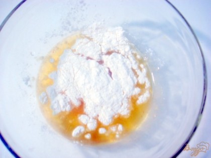 К яйцам добавляем муку с содой, сахар