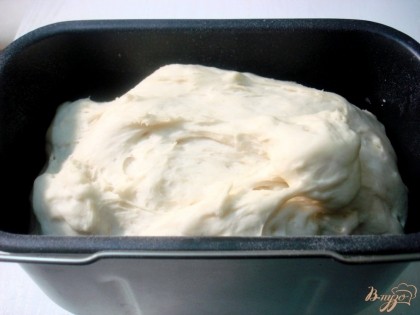 Молоко и яйцо отправляем в хлебопечку, Следом за ними сахар, соль, мука и быстродействующие дрожжи. В  последнюю очередь после сигнала отправляем в хлебопечь мягкий маргарин. Включаем хлебопечь и через 1 час 50 минут тесто готово.