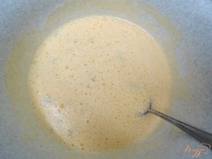 Соединяем яйца, сыр, тщательно перемешиваем. В конце добавляем петрушку.