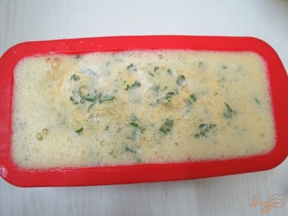 Форму смазываем маслом. На дно выкладываем цветную капусту, которую заливаем яйцами с сыром и с петрушкой.