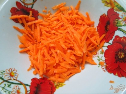 Морковь натираем на тёрке с крупными отверстиями