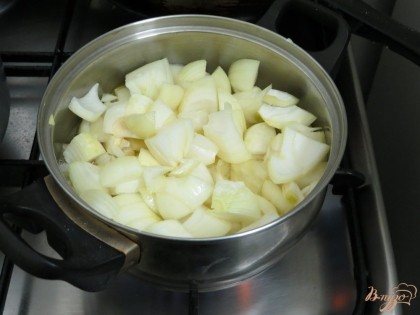 Один лук нарежьте произвольно кусками,отправьте его в маленькую кастрюльку. Туда-же 4 ст. лож растительного масла, посыпаем содой, как солью.Ставим тушиться до состояния яблочного повидла.