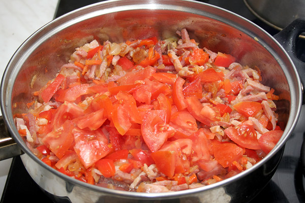 Нарезать помидоры и добавить в сковороду.