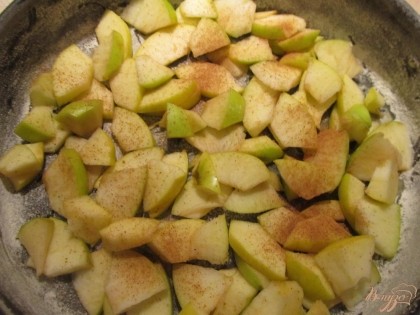 Сковороду смазываем маргарином, посыпаем мукой и режем яблоки, которые посыпаем корицей.