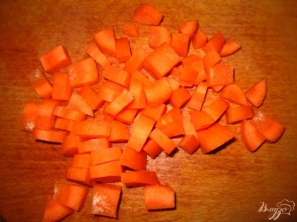 Морковь очистить и нарезать.