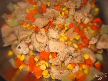 Поджарьте свинину до золотистой корочки, добавьте лук и морковь, посолить,перемешайте. Накройте крышкой и тушите пару минут. Потом положите  выдавленный чеснок,кукурузу, и сушеный базилик, тушите еще немного.