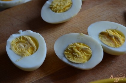 Яйца отварить вкрутую , охладить и почистить. Разрезать на две половинки.