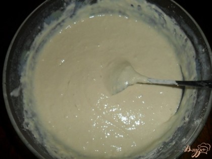 В кефир положить соду и перемешать, добавить соль и 2 столовые ложки сахара, перемешать, добавить муку и замешать тесто.