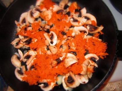 Морковь, грибы, лук, посолить жарить на сковороде до готовности овощей.