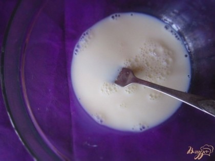 Возьмите молочно-сливочную смесь и медленно вливайте в яичную смесь, постоянно мешая. Потом процедите смесь с помощью сита, что бы избавится от пузырьков. Если они будут, то десерт не получится.