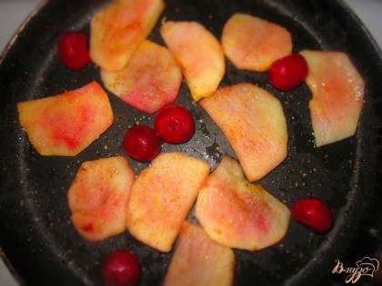 Яблоки томить на медленном огне, добавьте сахар, корицу, сок вишни и воды.Когда яблоки немного порозовеют и станут мягкие,значит они готовы.