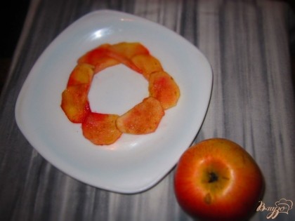 Выложите готовые яблоки на блюдо по кругу.