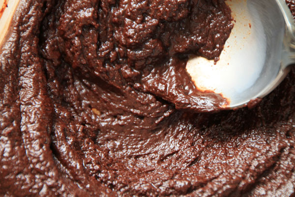 Для трюфельной массы растопите шоколад на водяной бане и смешайте со сливками. Получится достаточно густая масса.