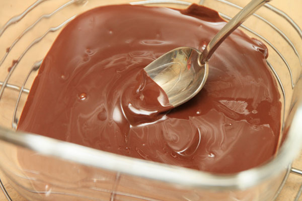Расплавьте шоколад на водяной бане покройте им конфеты.