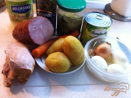 Подготовим продукты, почистим отваренные за ранее картофель, морковь и яйца.