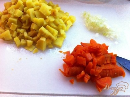 Нарезаем мелко лук, кубиками - картофель и морковь.